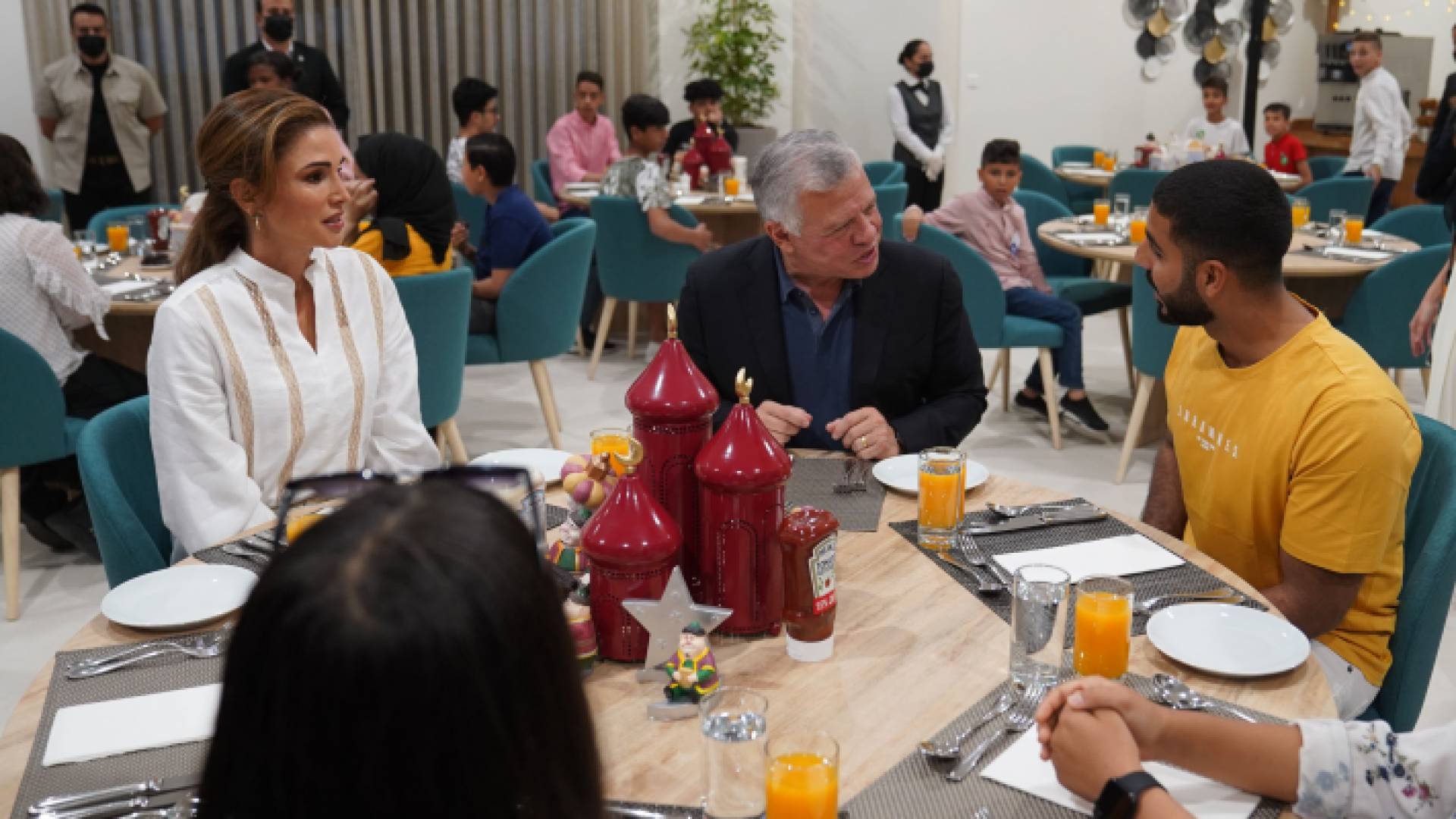 الملك يستضيف أيتاما على افطار في العقبة