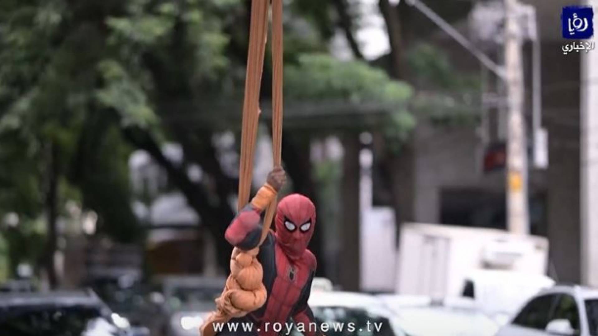 كريستيان موريسيو وهو يرتدي لباس الرجل العنكبوت