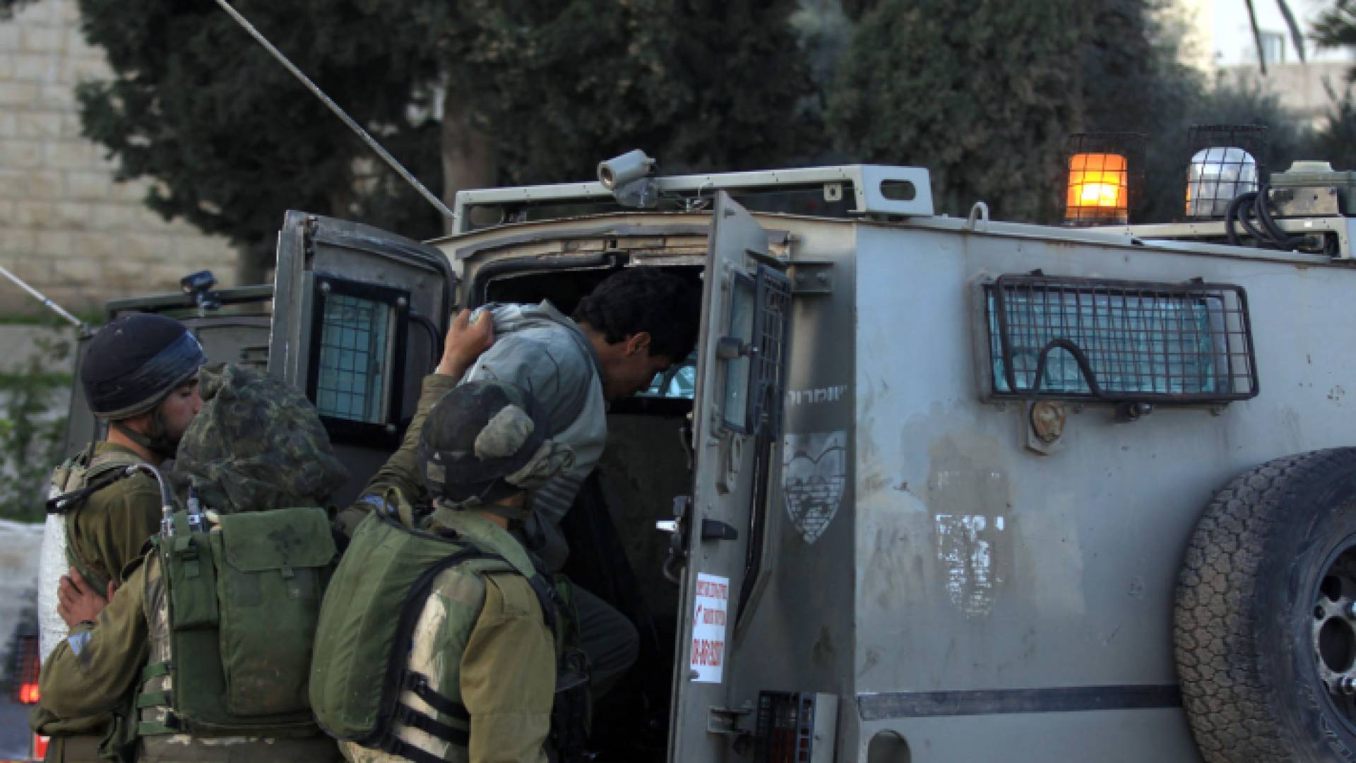 الاحتلال يعتقل فلسطينيا - أرشيفية