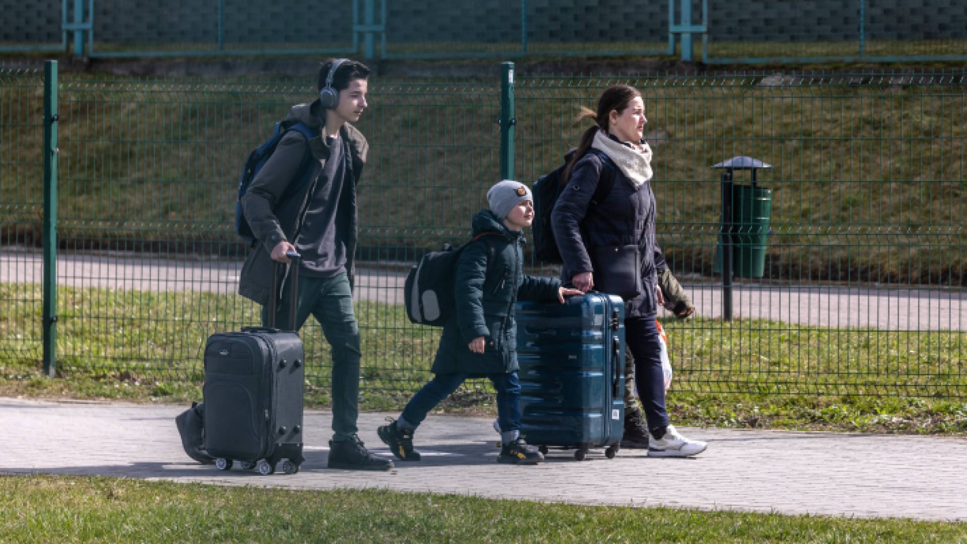 لاجئون من أوكرانيا أثناء عبورهم الحدود الأوكرانية البولندية - AFP