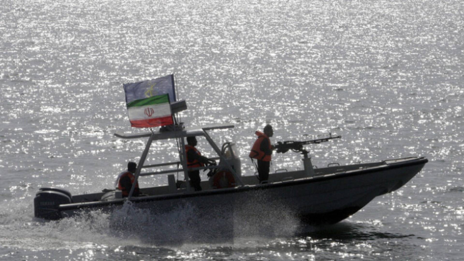 زورق حربي تابع للحرس الثوري الإيراني