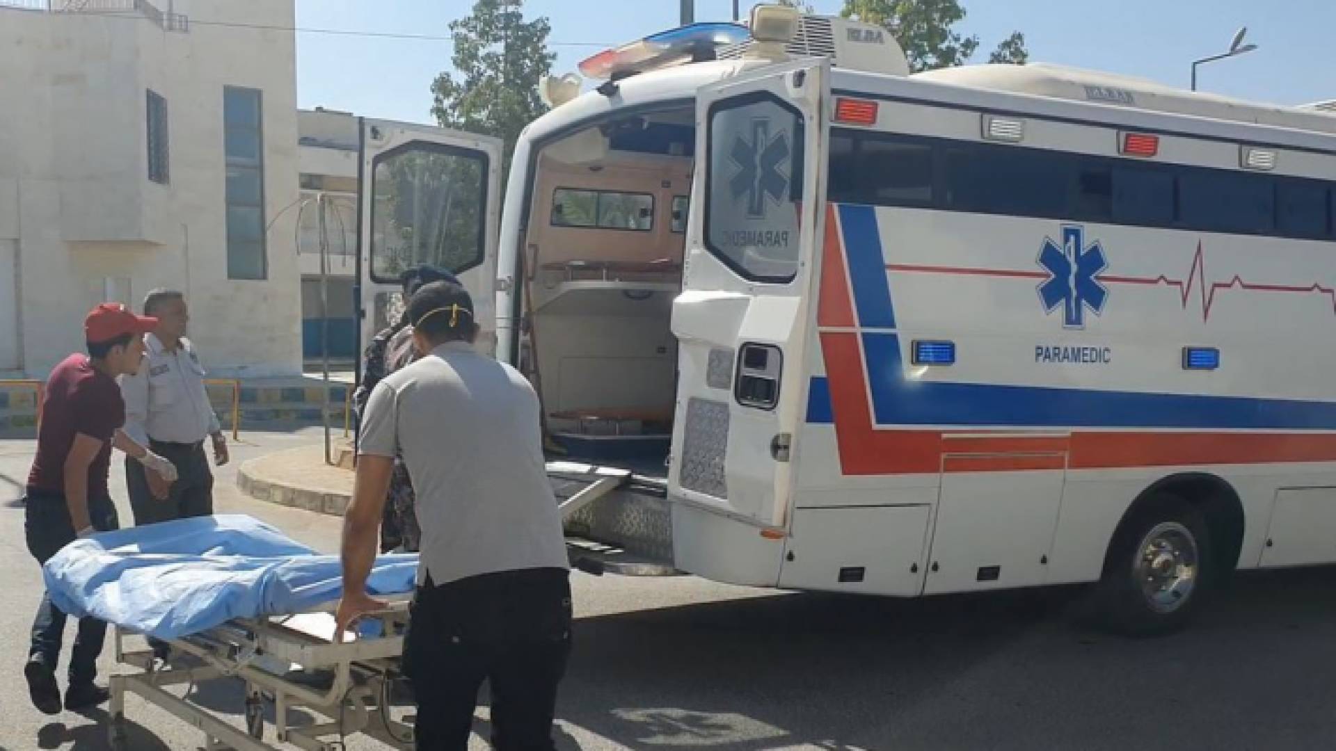 لحظة نقل المصابات إلى مستشفى المفرق الحكومي