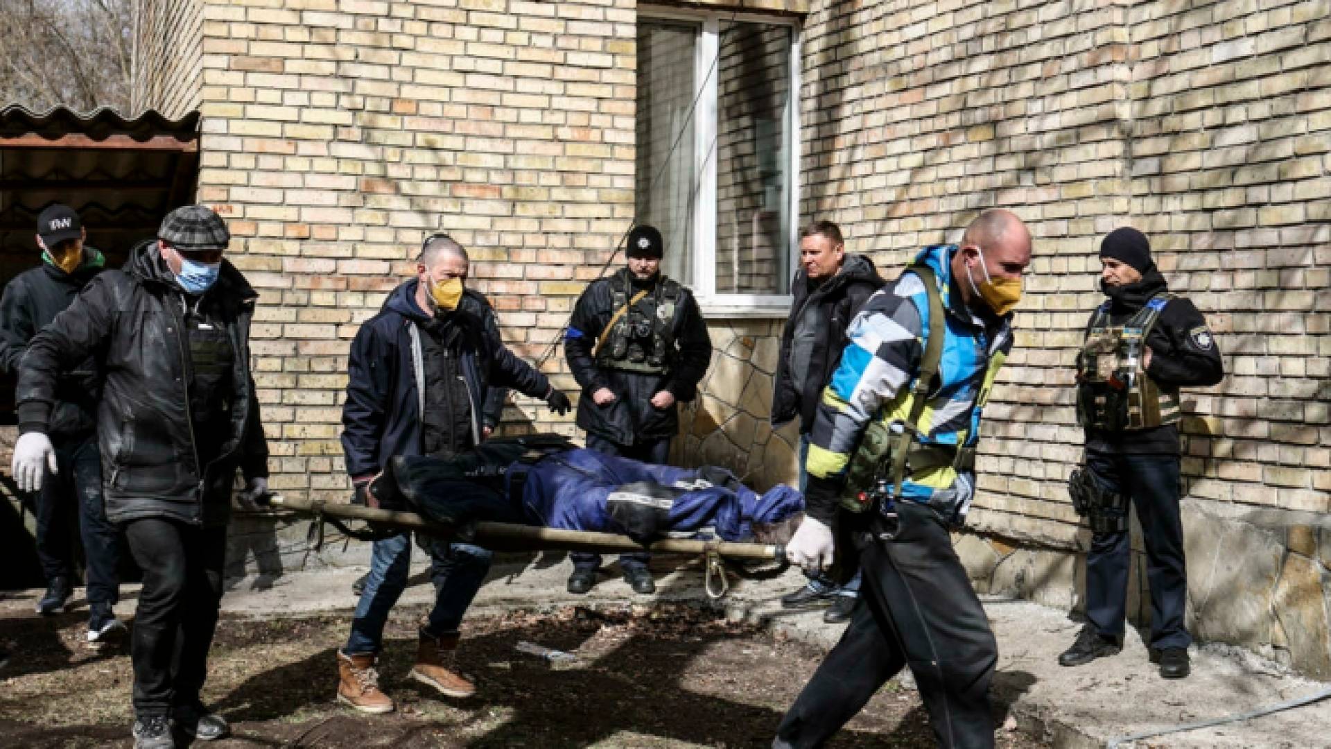 نقل جثث في مدينة بوتشا الأوكرانية بعد الانسحاب الروسي منها - ارشيفية