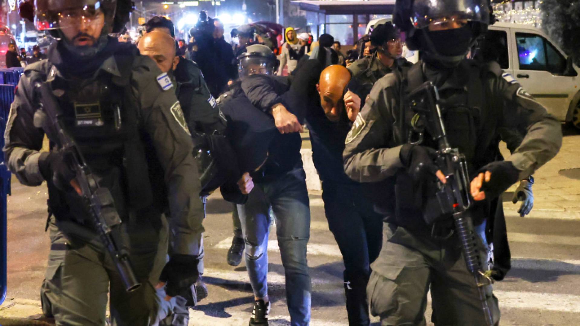 جنود الاحتلال خلال اعتقالهم فلسطينيا- AFP