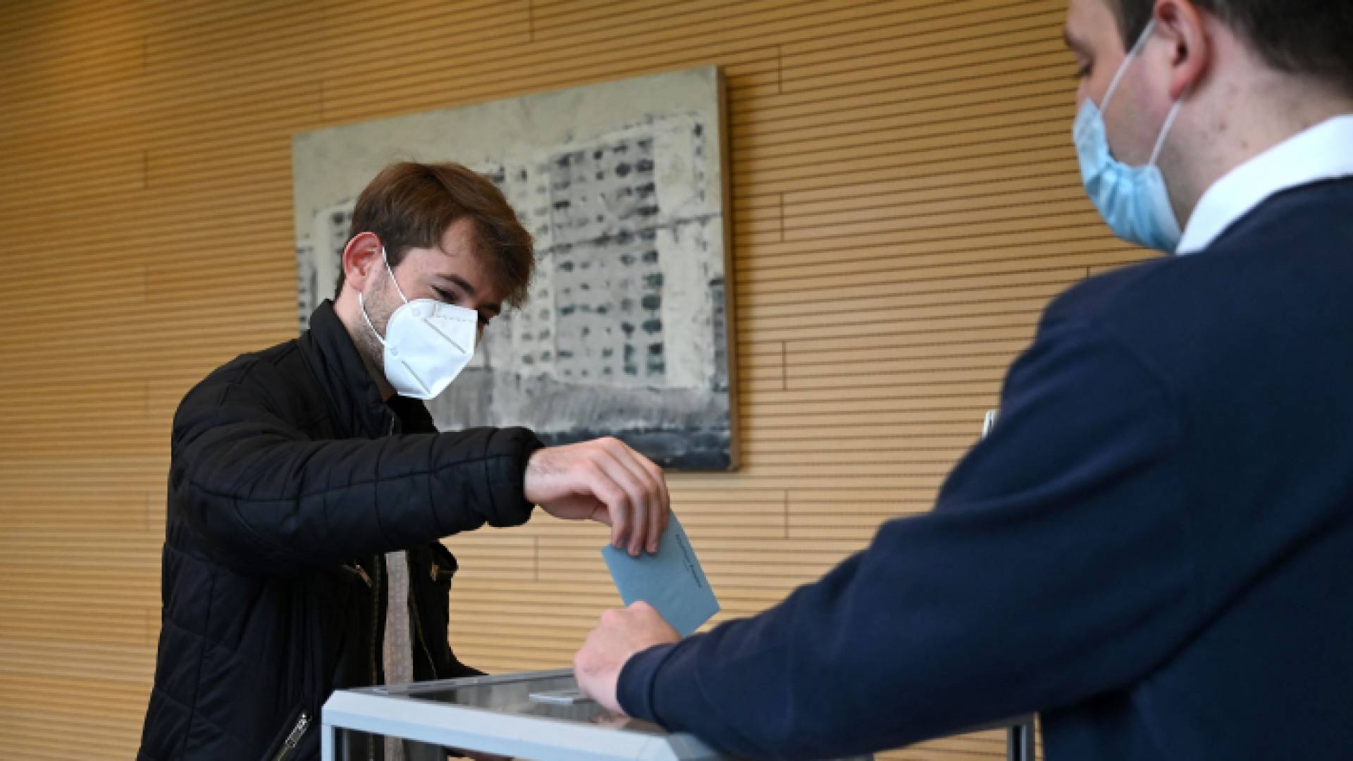 رجل يدلي بصوته في الانتخابات الرئاسية بالسفارة الفرنسية في بكين