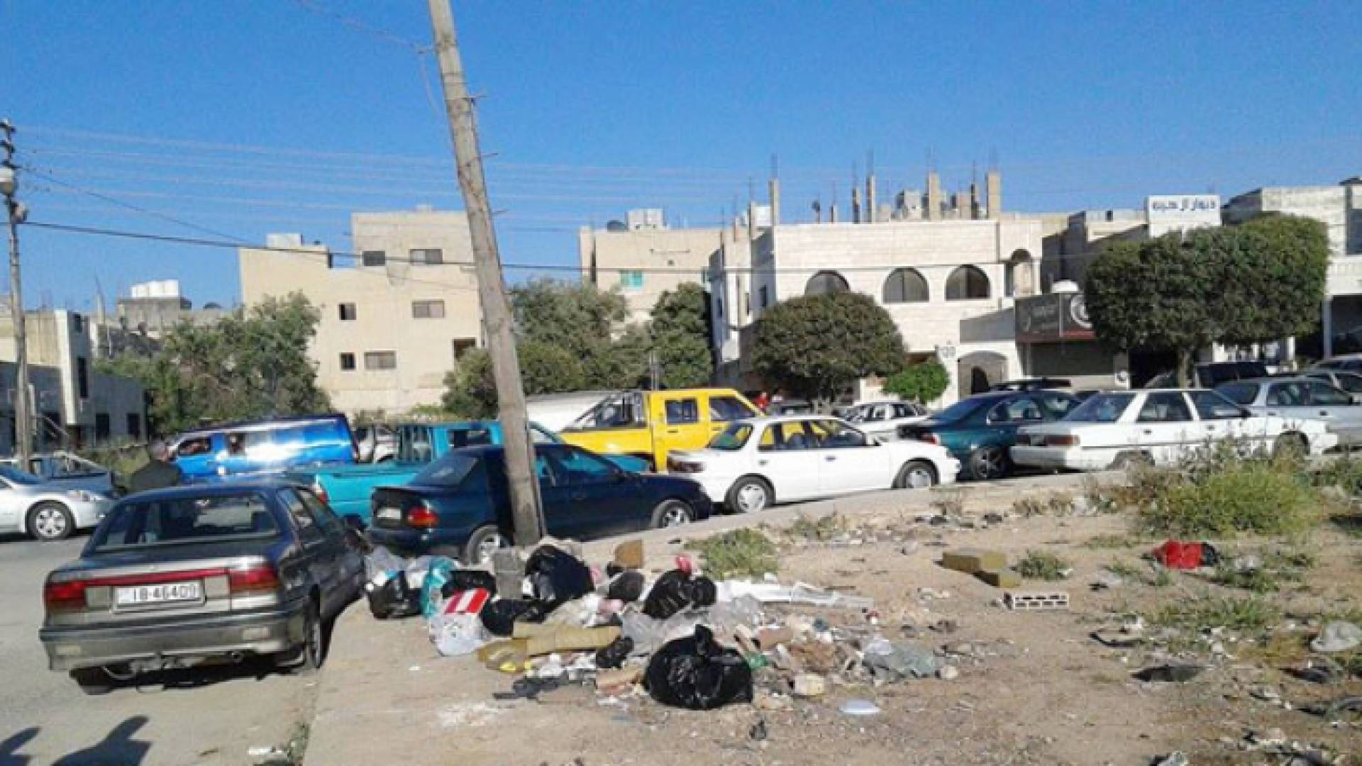 نفايات متكدسة في أحد الشوارع في إربد - أرشيفية