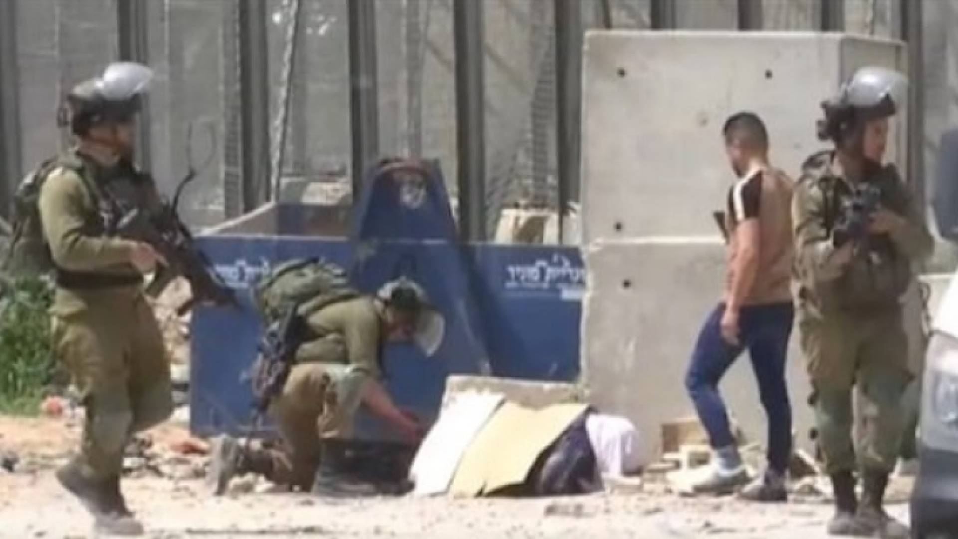 جنود إسرائيليون يطوقون جثة فلسطينية قتلت بدم بارد في بيت لحم - تويتر