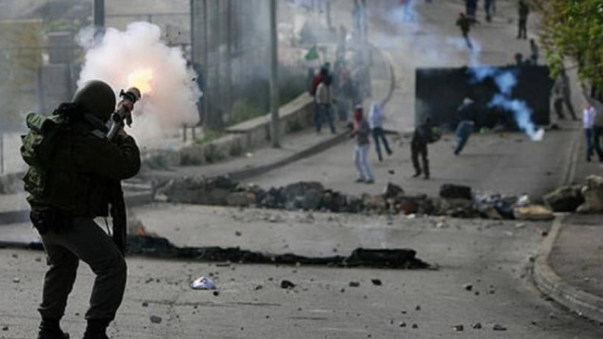 فلسطينيون يواجهون الاحتلال - أرشيفية