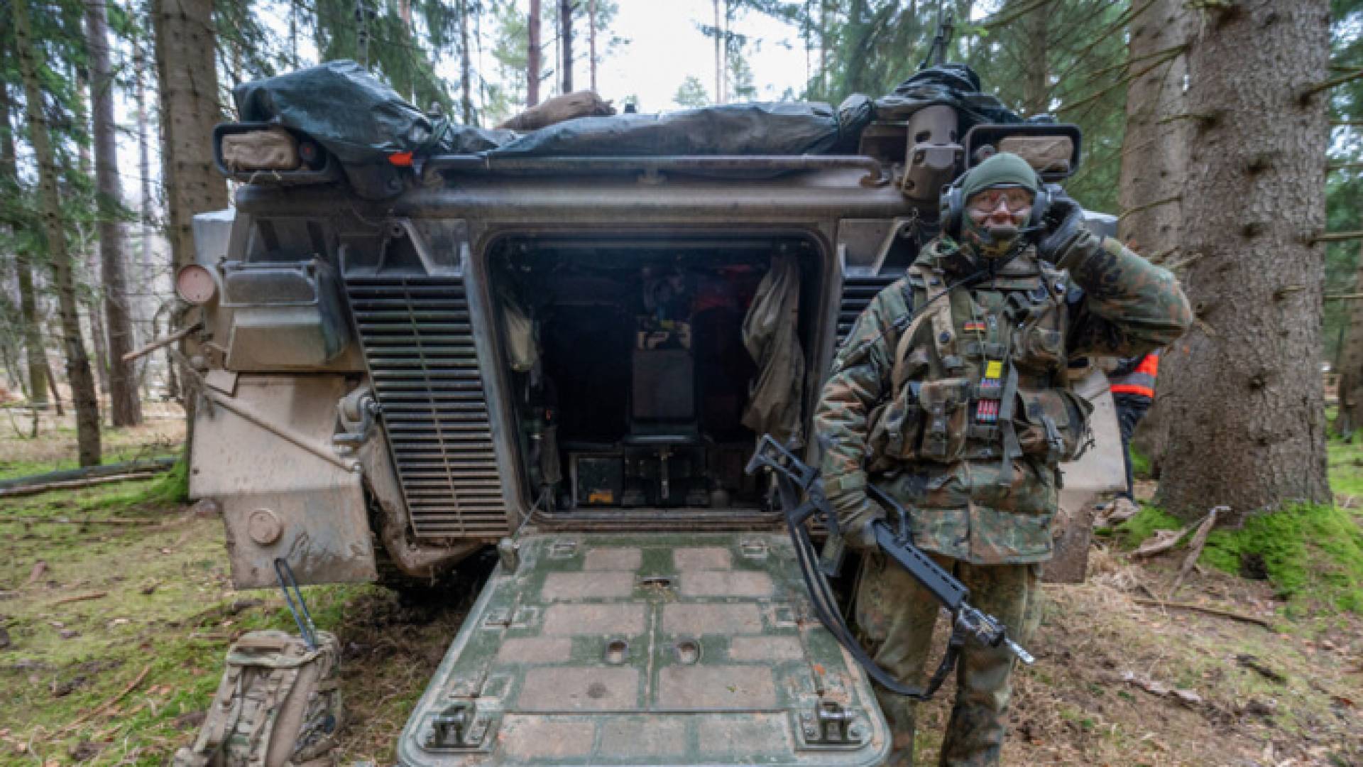 جندي أمام آلية عسكرية