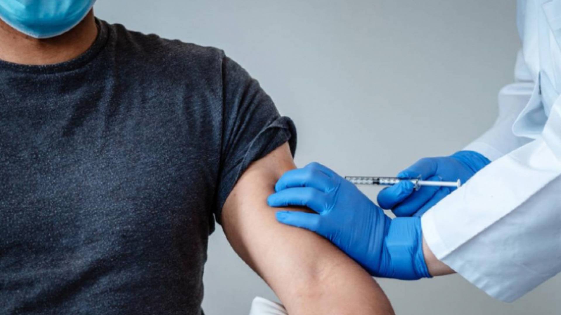 شاب يتلقى جرعة من مطعوم كورونا - أرشيفية