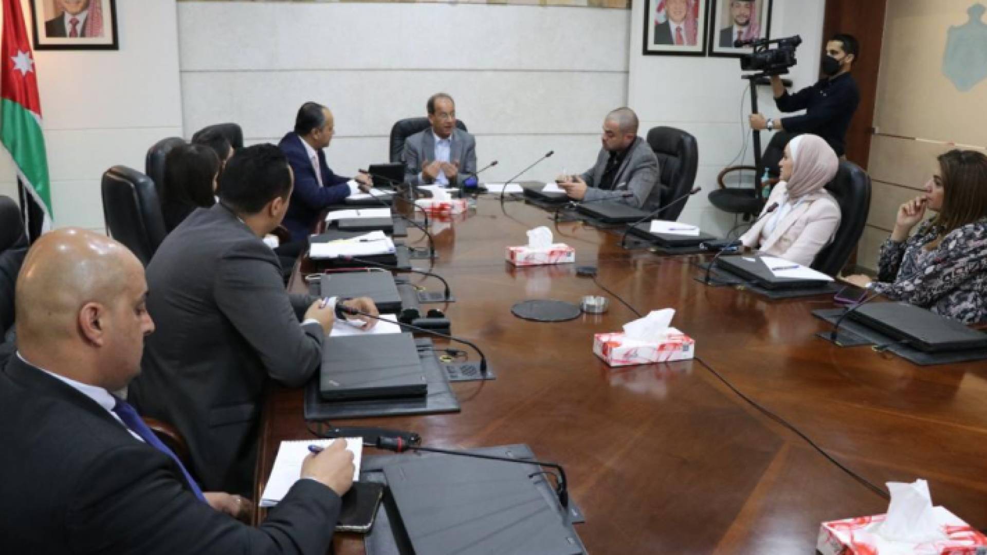 لقاء وزير الدولة لشؤون الإعلام فيصل الشبول مع مقدمي برامج إذاعية صباحية في رئاسة الوزراء