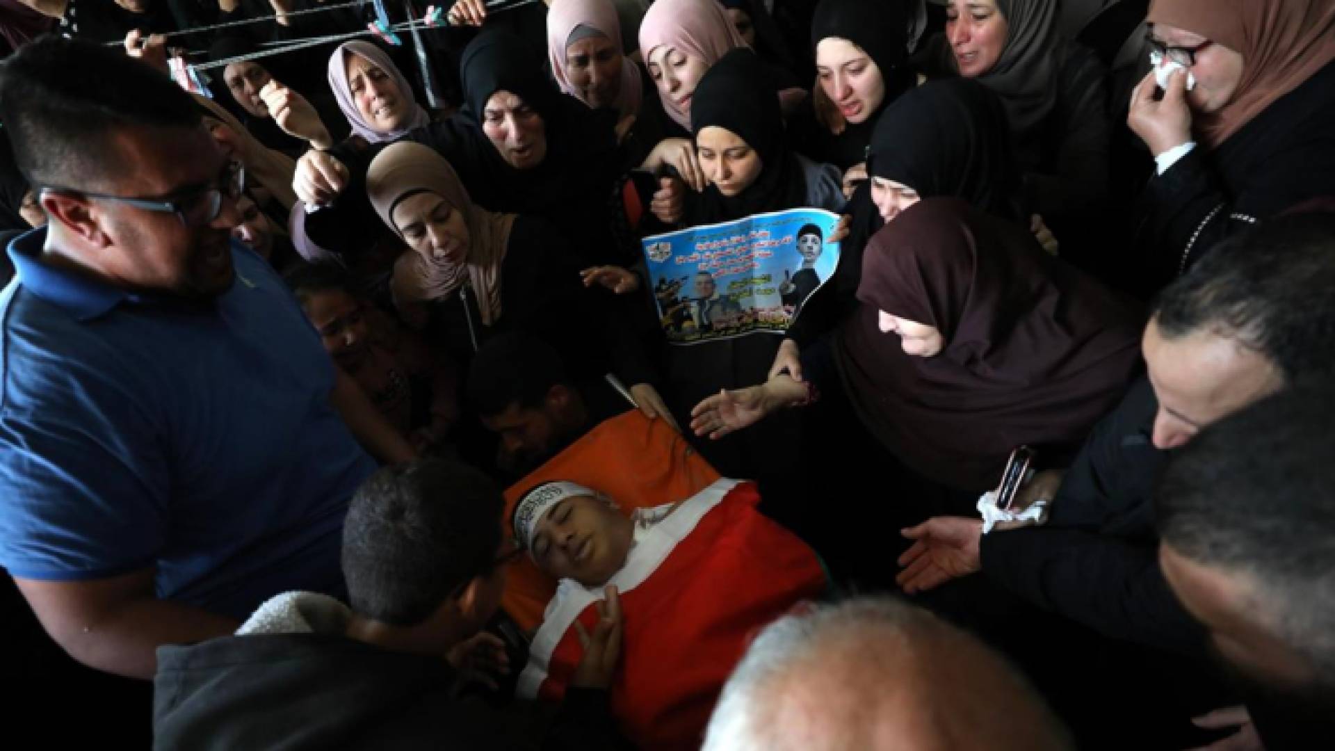 إلقاء نظرة الوداع على الشهيد محمد الزكارنة