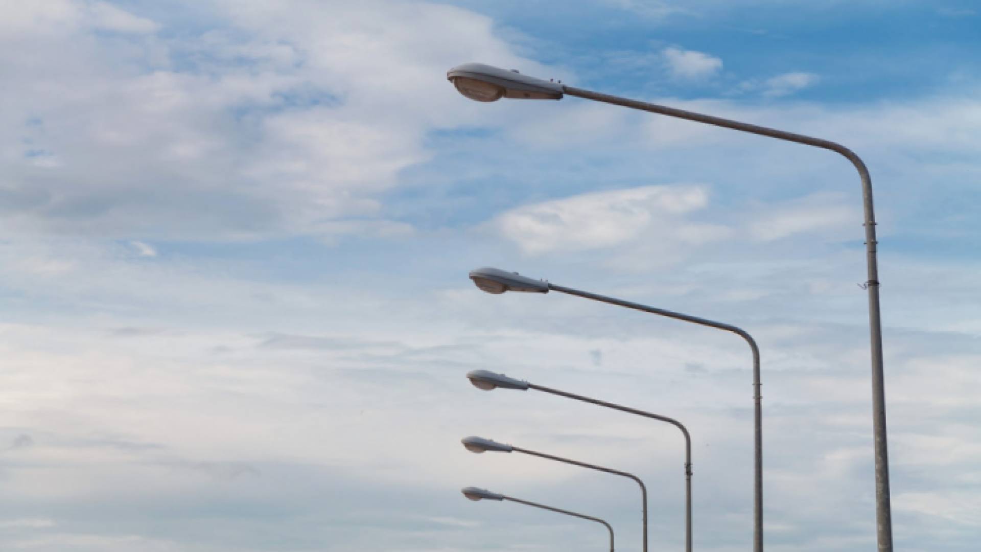 "الأشغال": حملة صيانة شاملة للإنارة على طريق المطار