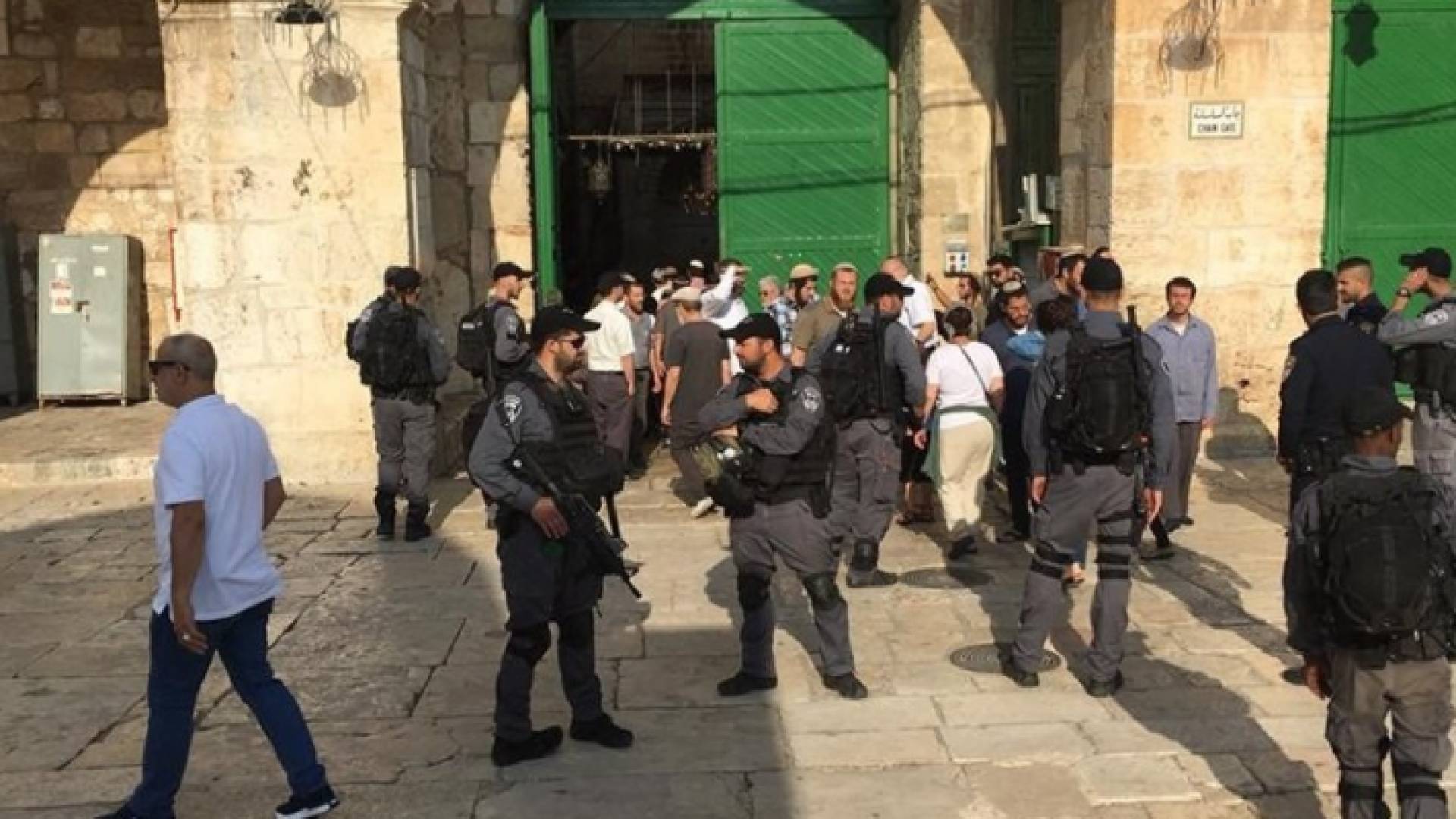 مستوطنون يقتحمون المسجد الأقصى بحماية شرطة الاحتلال