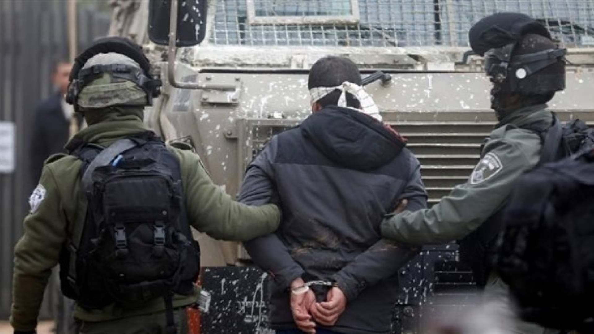 الاحتلال يعتقل فلسطينيا - أرشيفية