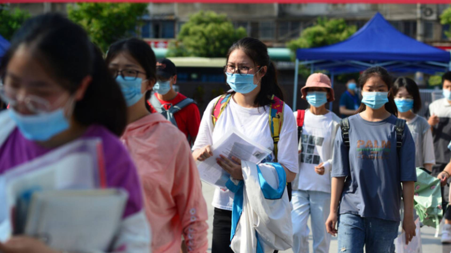 صينيون يرتدون كمامة