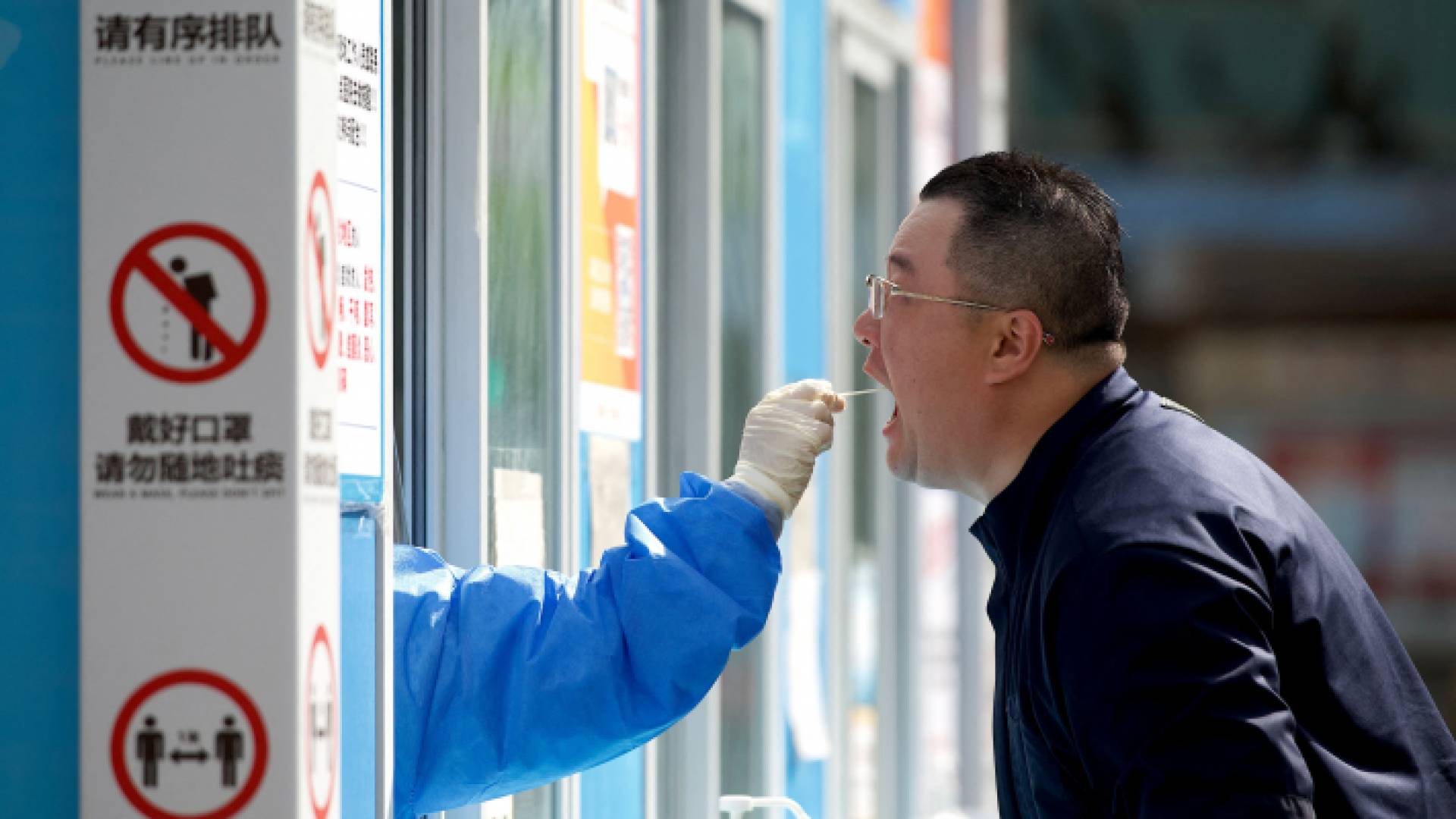 خلال إجراء فحص كورونا لأحد المواطنين في الصين