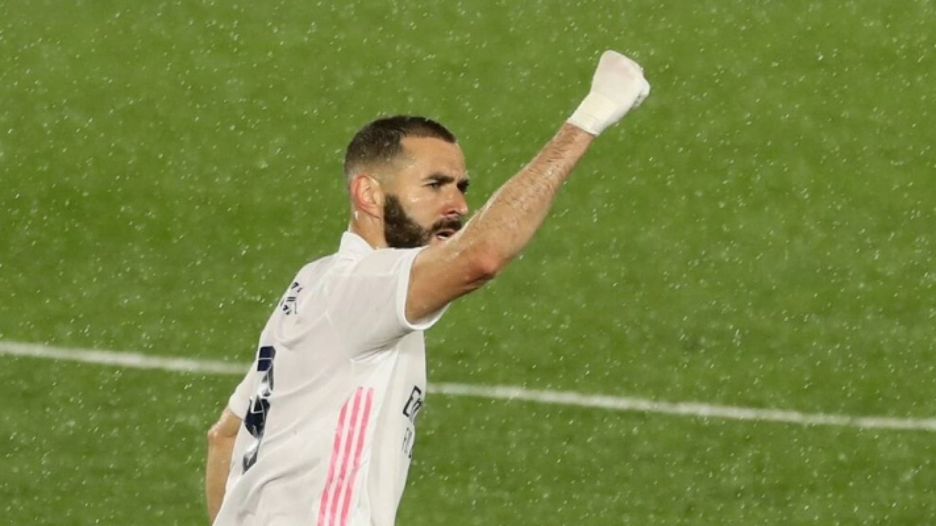 كريم بنزيما لاعب ريال مدريد يحتفل بتسجيل هدفه الأول في مرمى تشيلسي