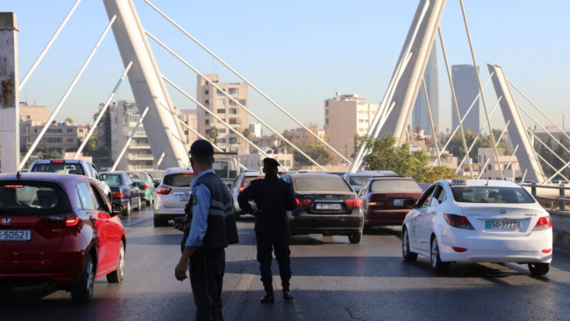 رجال السير على جسر عبدون في العاصمة عمان