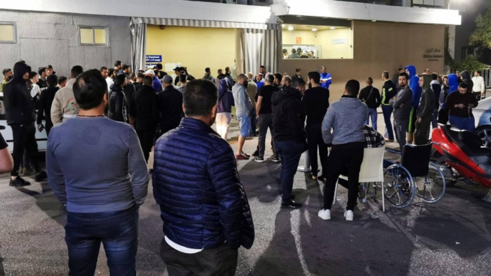 لبنانيون يتجمعون أمام مستشفى نقل إليه بعض الجرحى بعد الانفجار