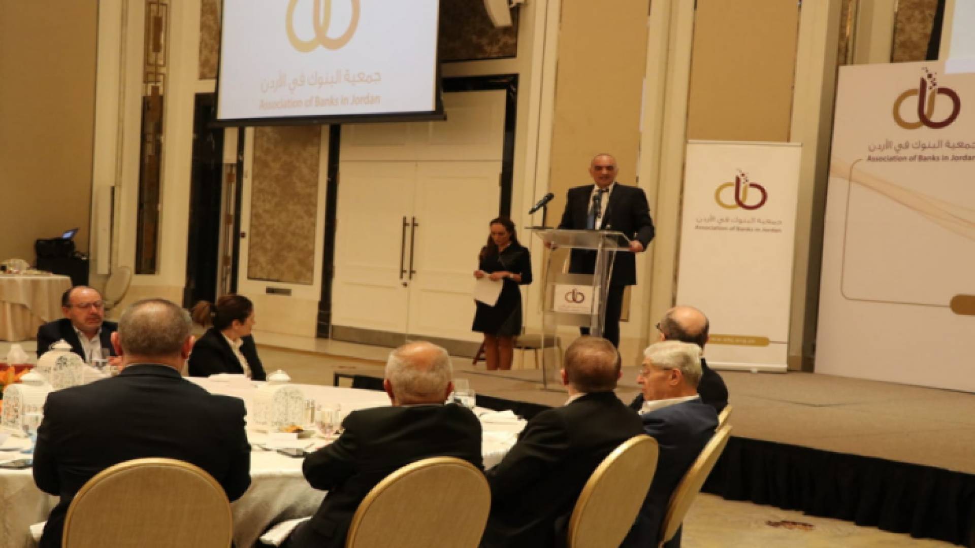 رئيس الوزراء بشر الخصاونة في رعايته حفل تكريم محافظ البنك المركزي السابق زياد فريز