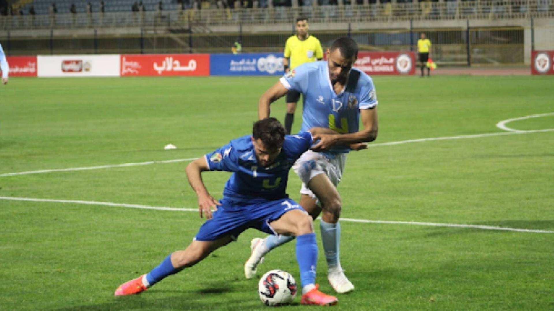 جانب من مباراة الفريقين