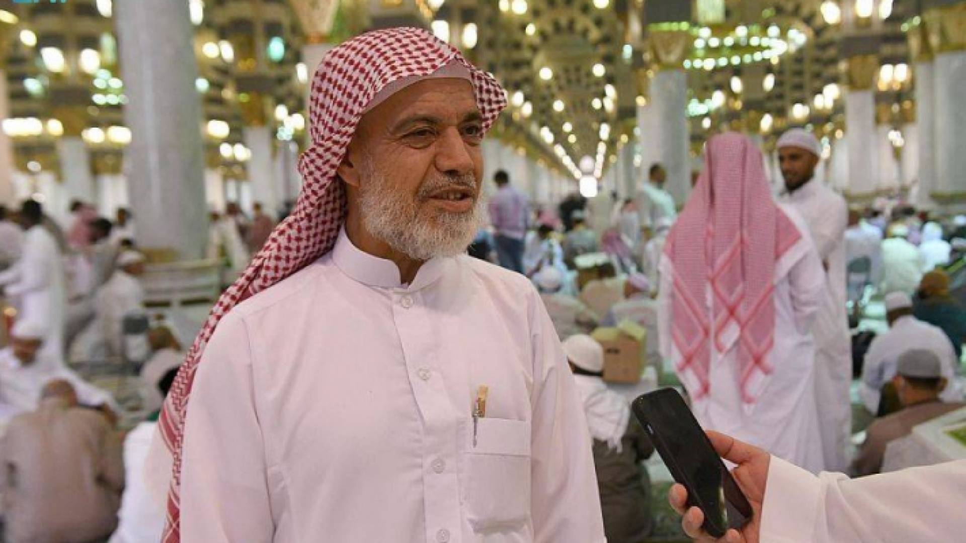 مقيم أردني يقضي 30 عاماً في خدمة الصائمين بالمسجد النبوي