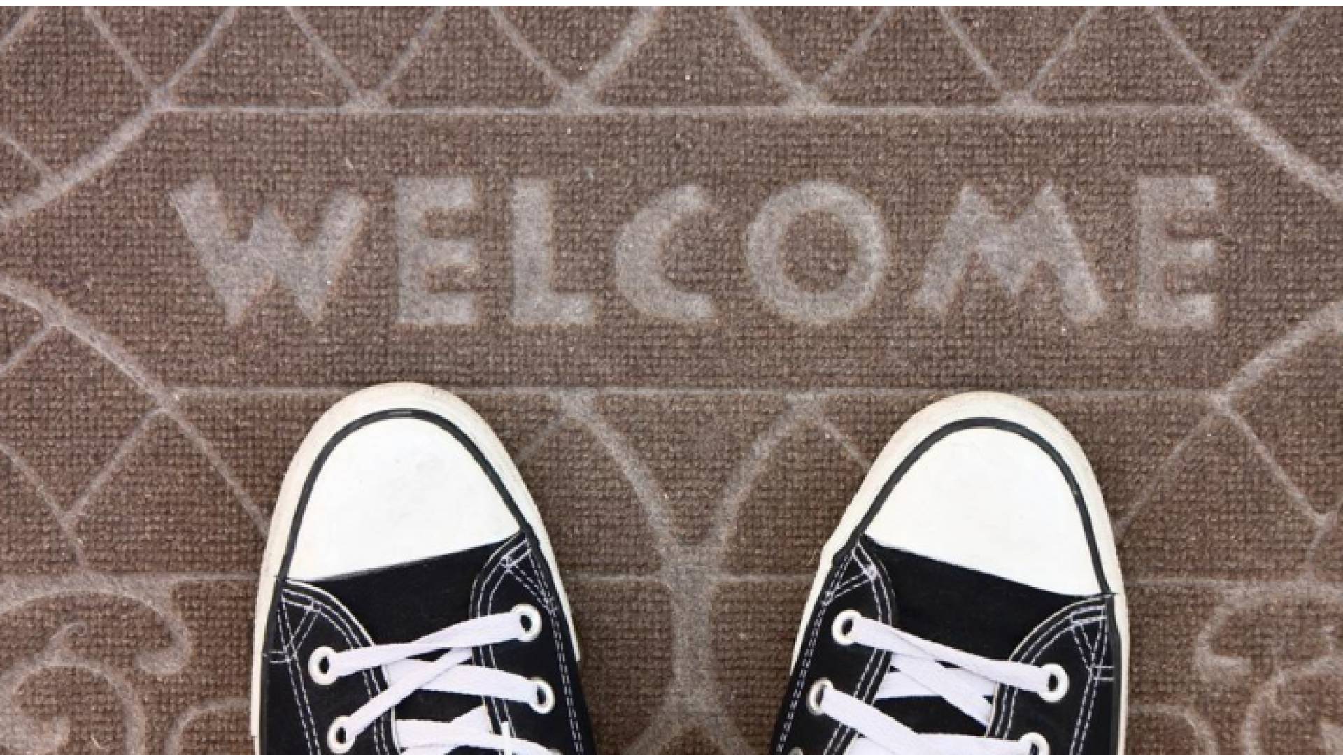 عواقب خطيرة لدخول المنزل بالحذاء .. لن تخطر على بالك