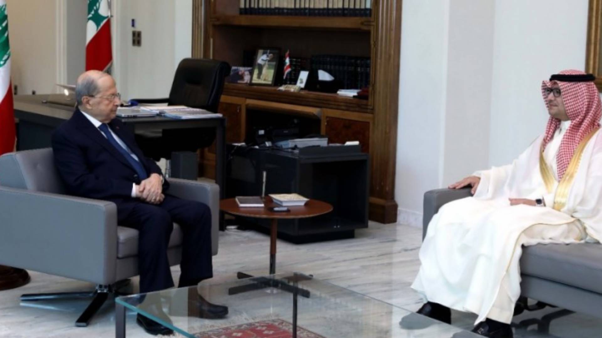 الرئيس اللبناني ميشال عون والسفير السعودي في بيروت وليد البخاري