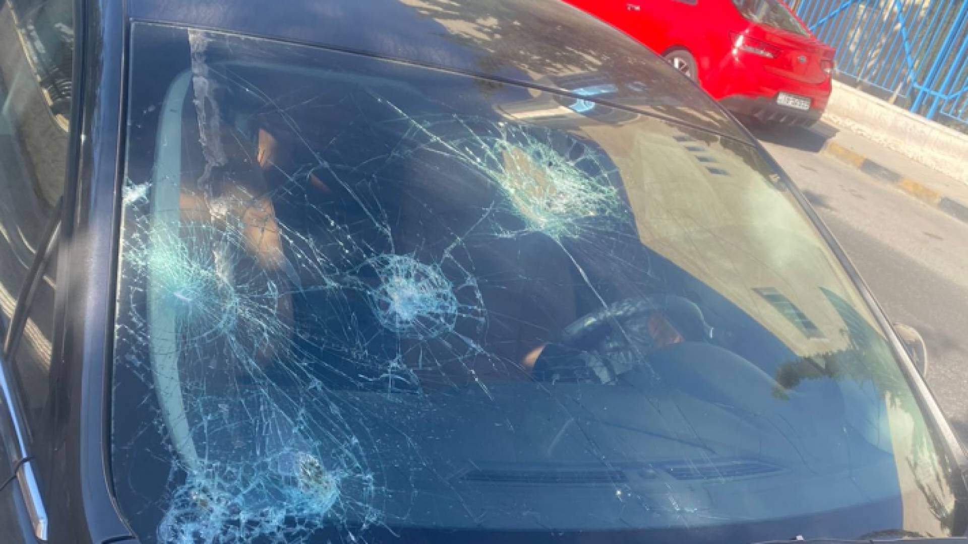 مركبة متضررة من رشق الحجارة