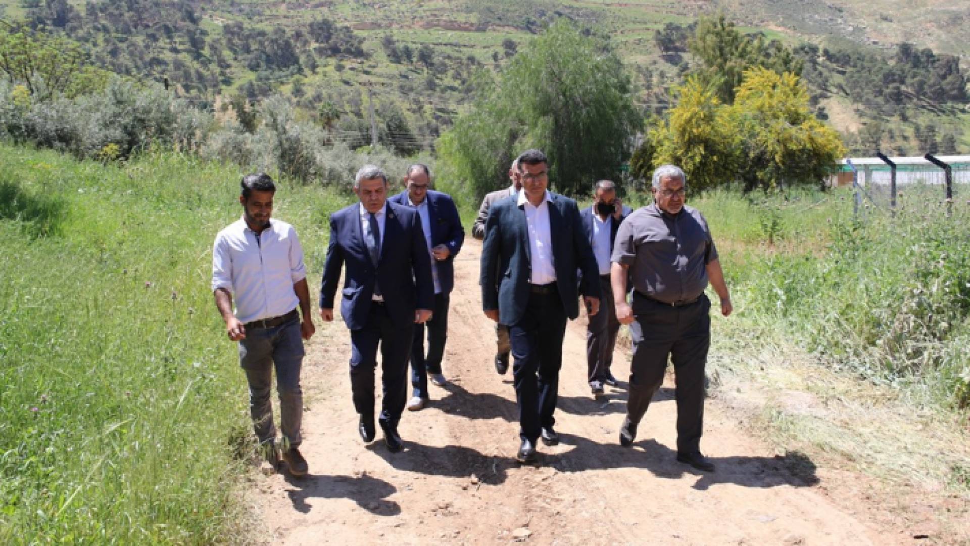 وزير الزراعة خالد الحنيفات، يرافقه ممثل (فاو) في الأردن، نبيل عساف