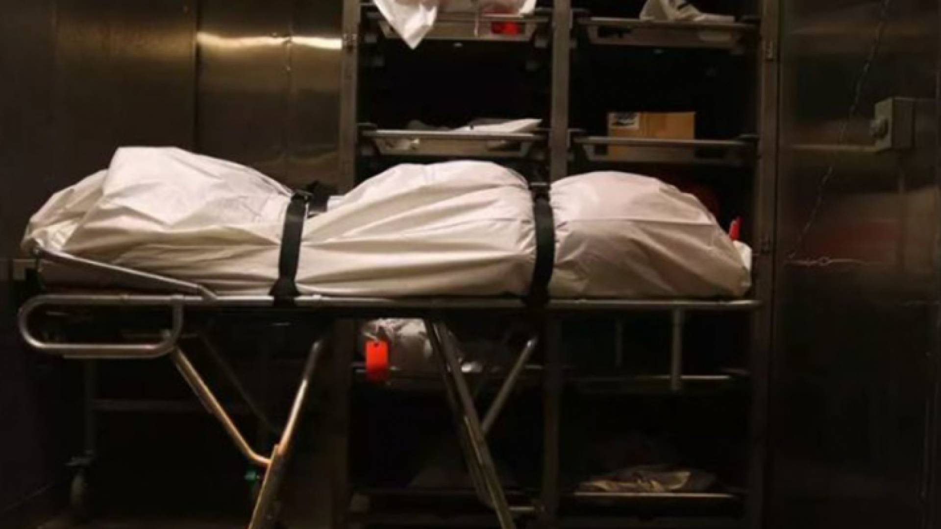 جثة أمام ثلاجة الموتى