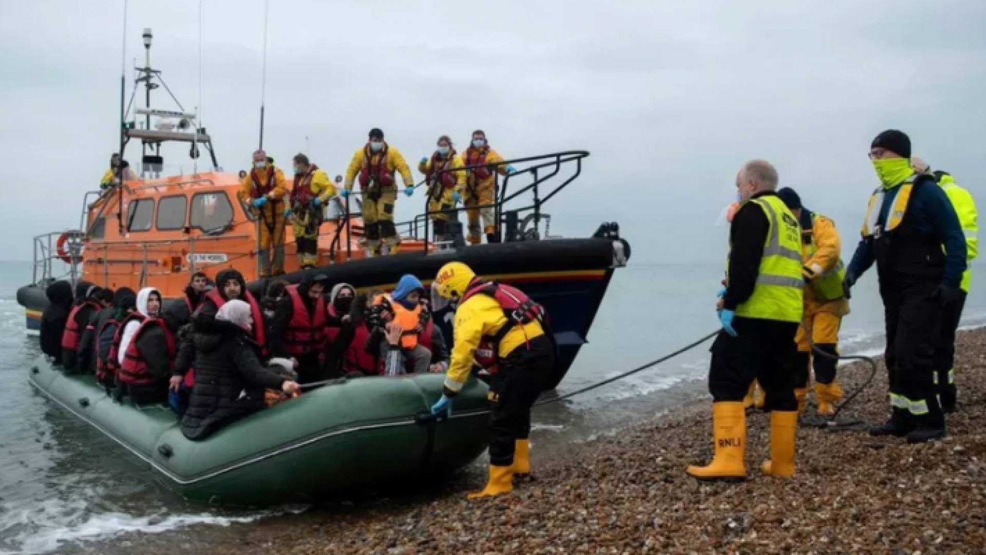 طالبو لجوء يعبرون القنال الإنجليزي