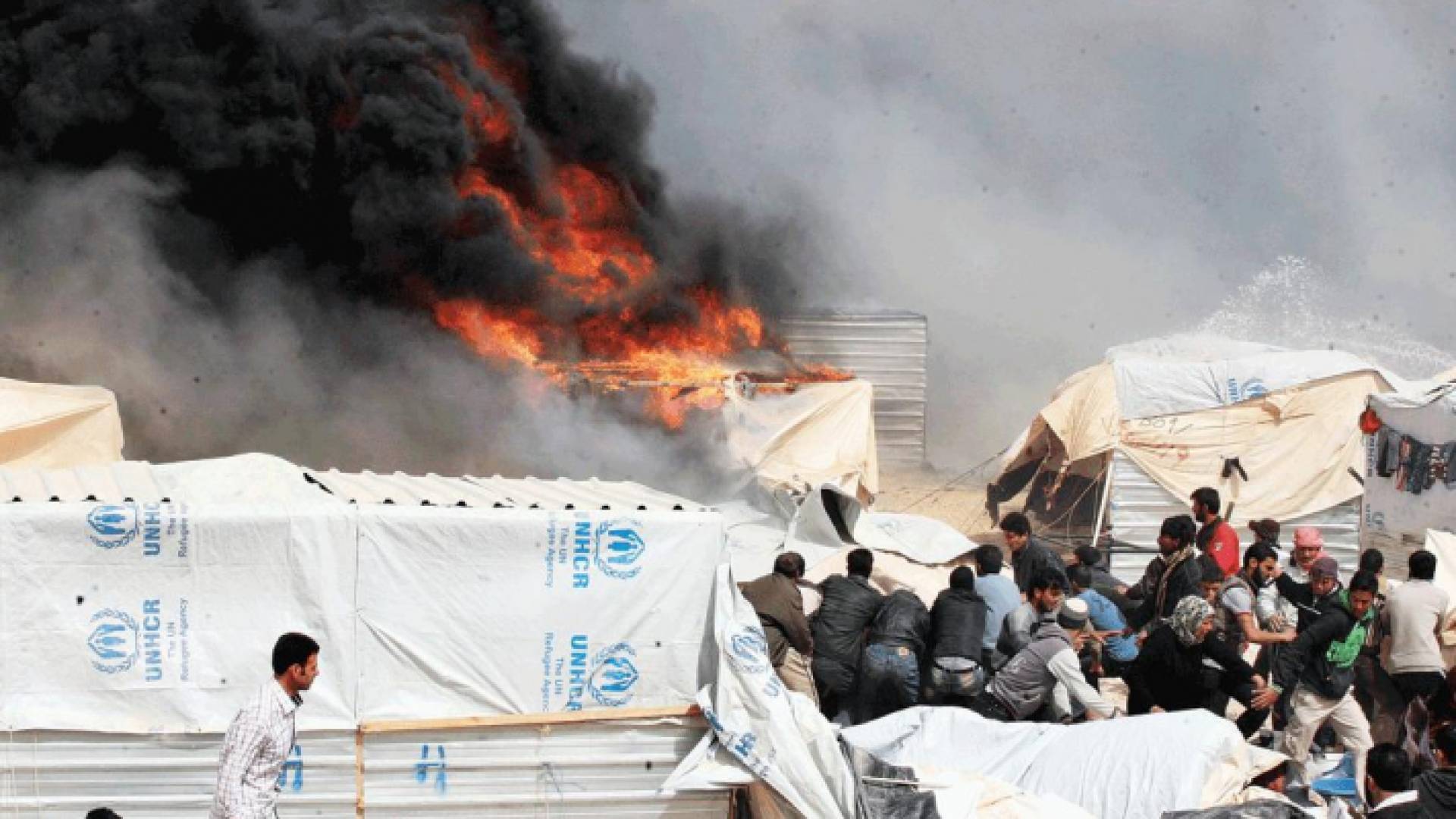 حريق في أحد المخيمات - أرشيفية