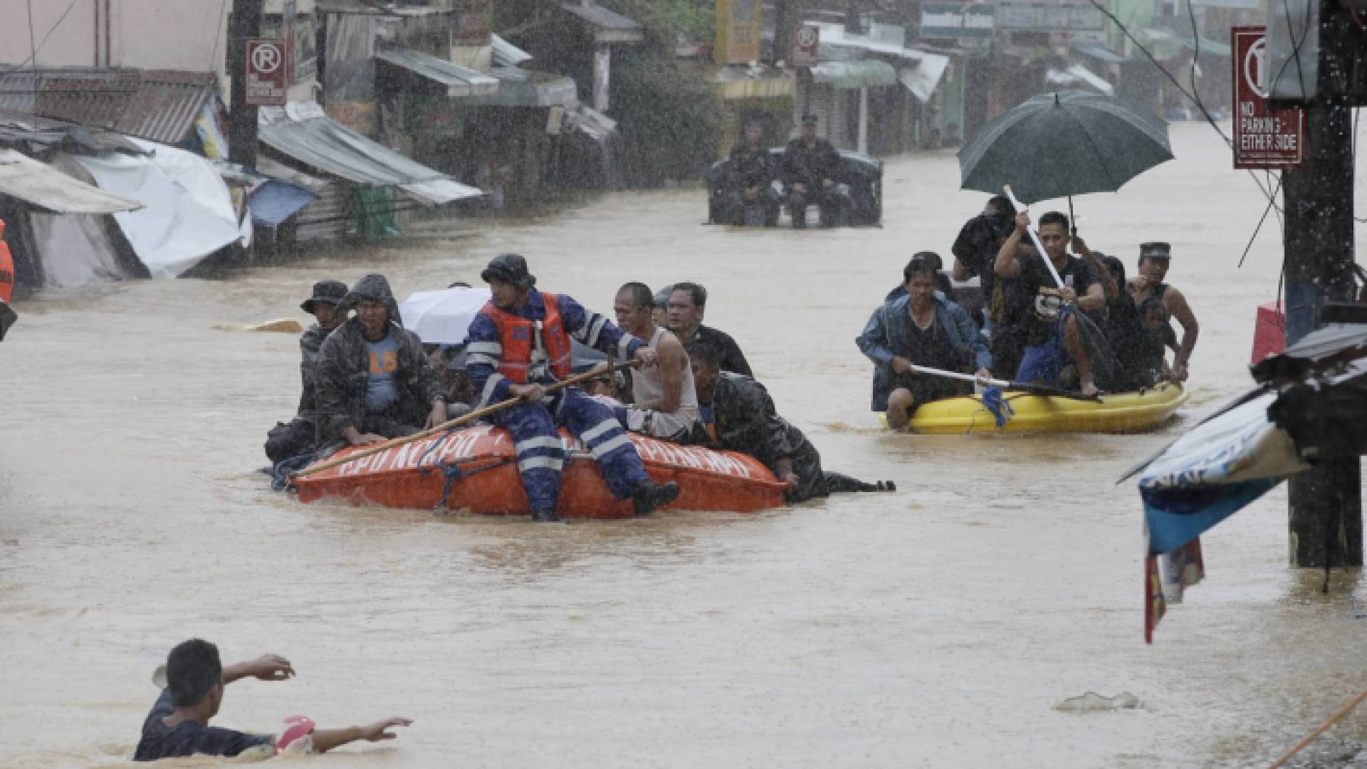 فلبينيون يستعينون بالقوارب للنجاة من الفيضانات - أرشيفية