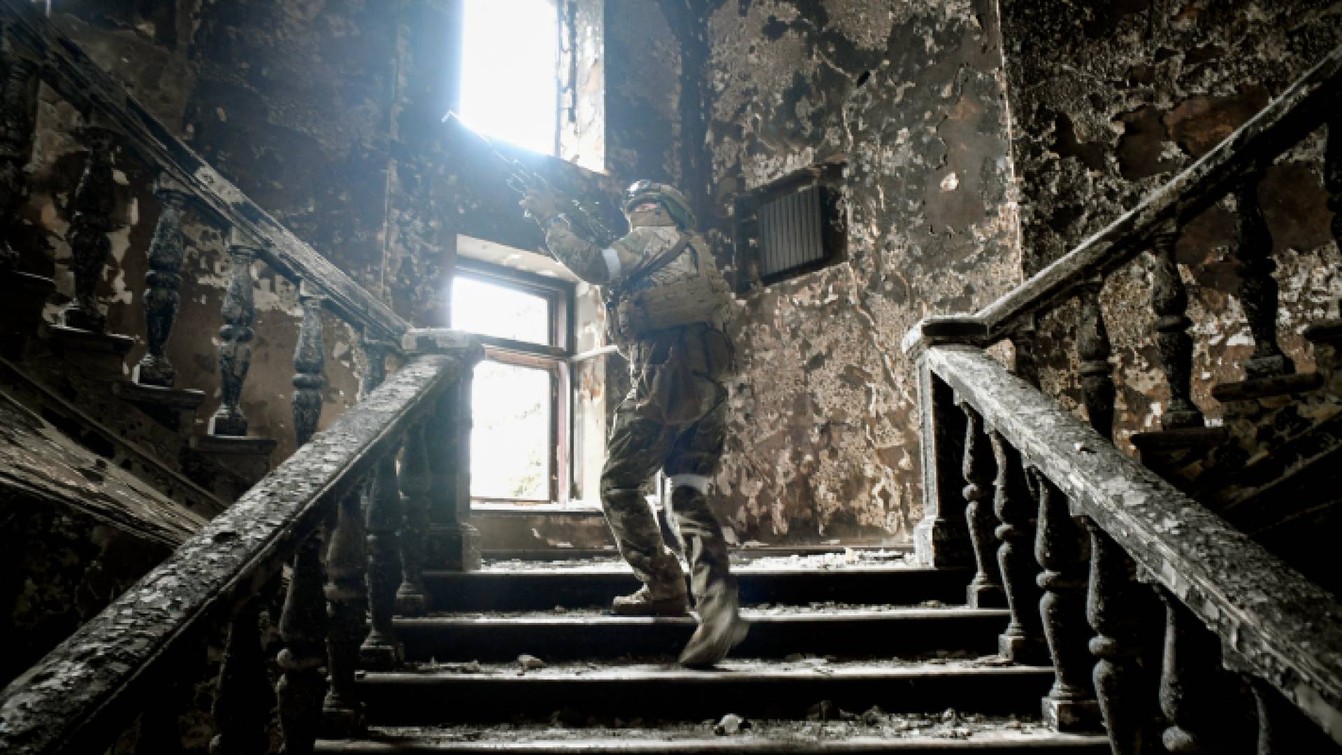 جندي روسي يصعد السلالم في مسرح ماريوبول الدرامي