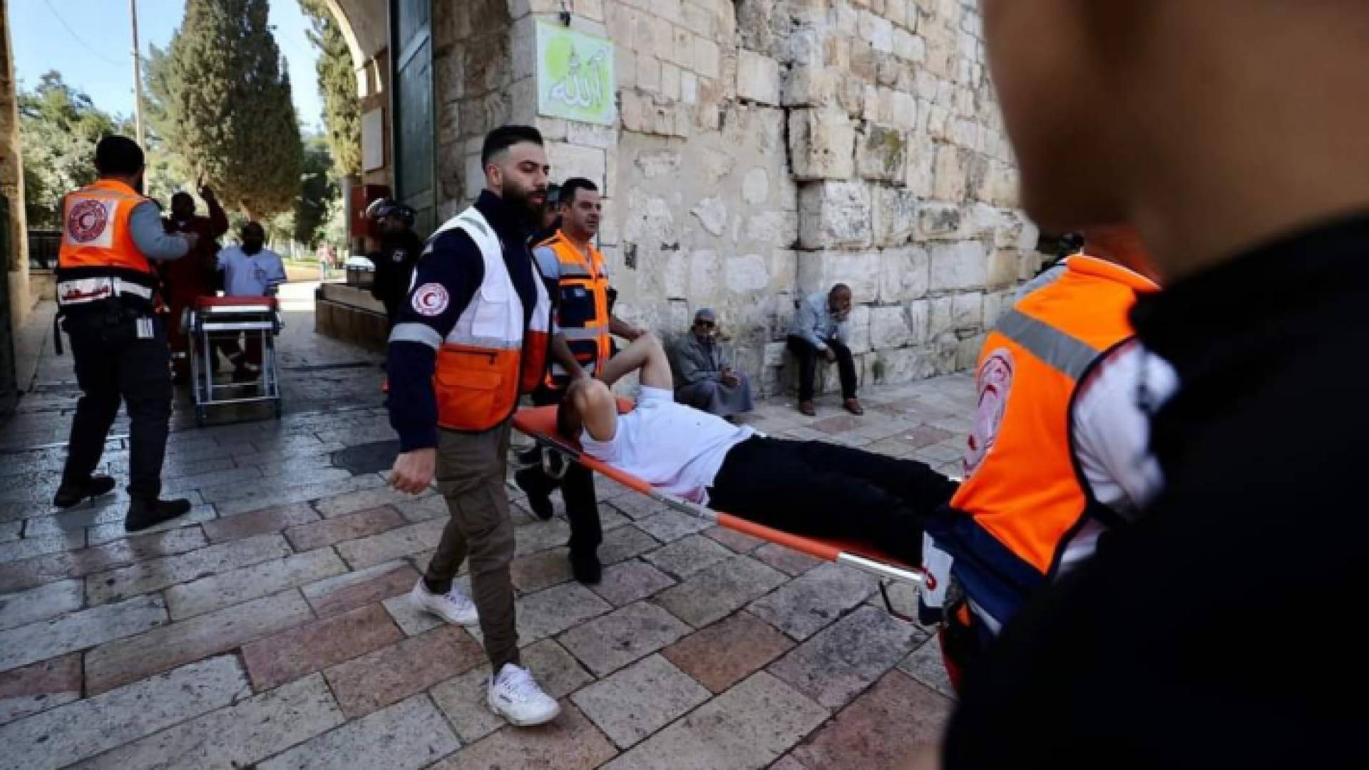 إسعاف أحد المصابين