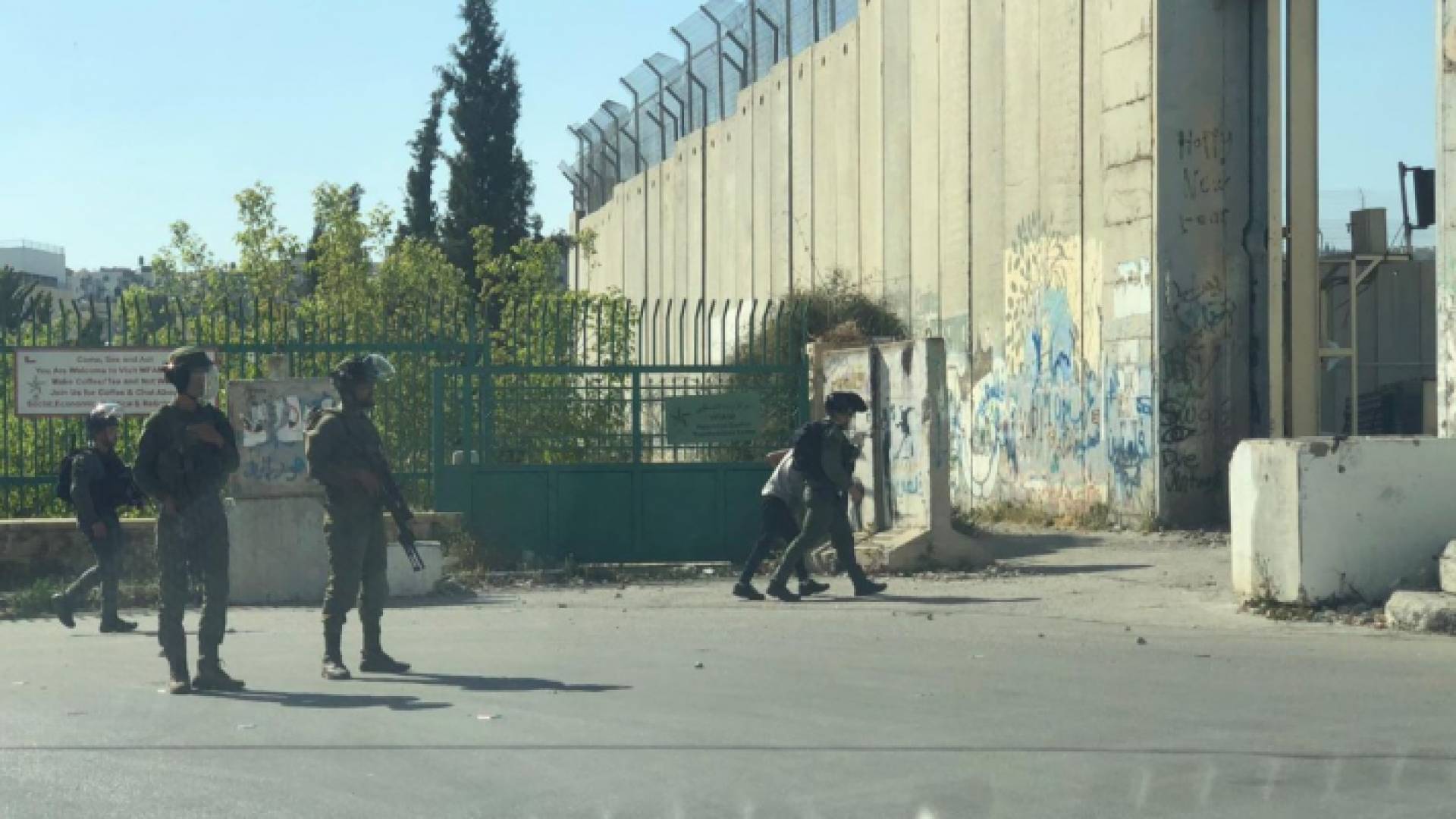 عناصر من جنود الاحتلال يعتقلون طفلا فلسطينيا