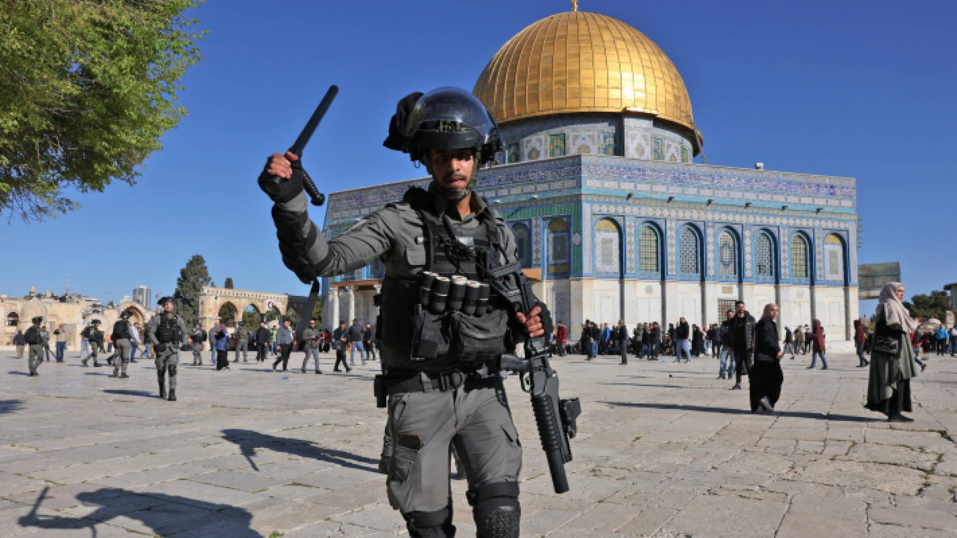 جانب من المواجهات بين الفلسطينيين وقوات الاحتلال في الأقصى