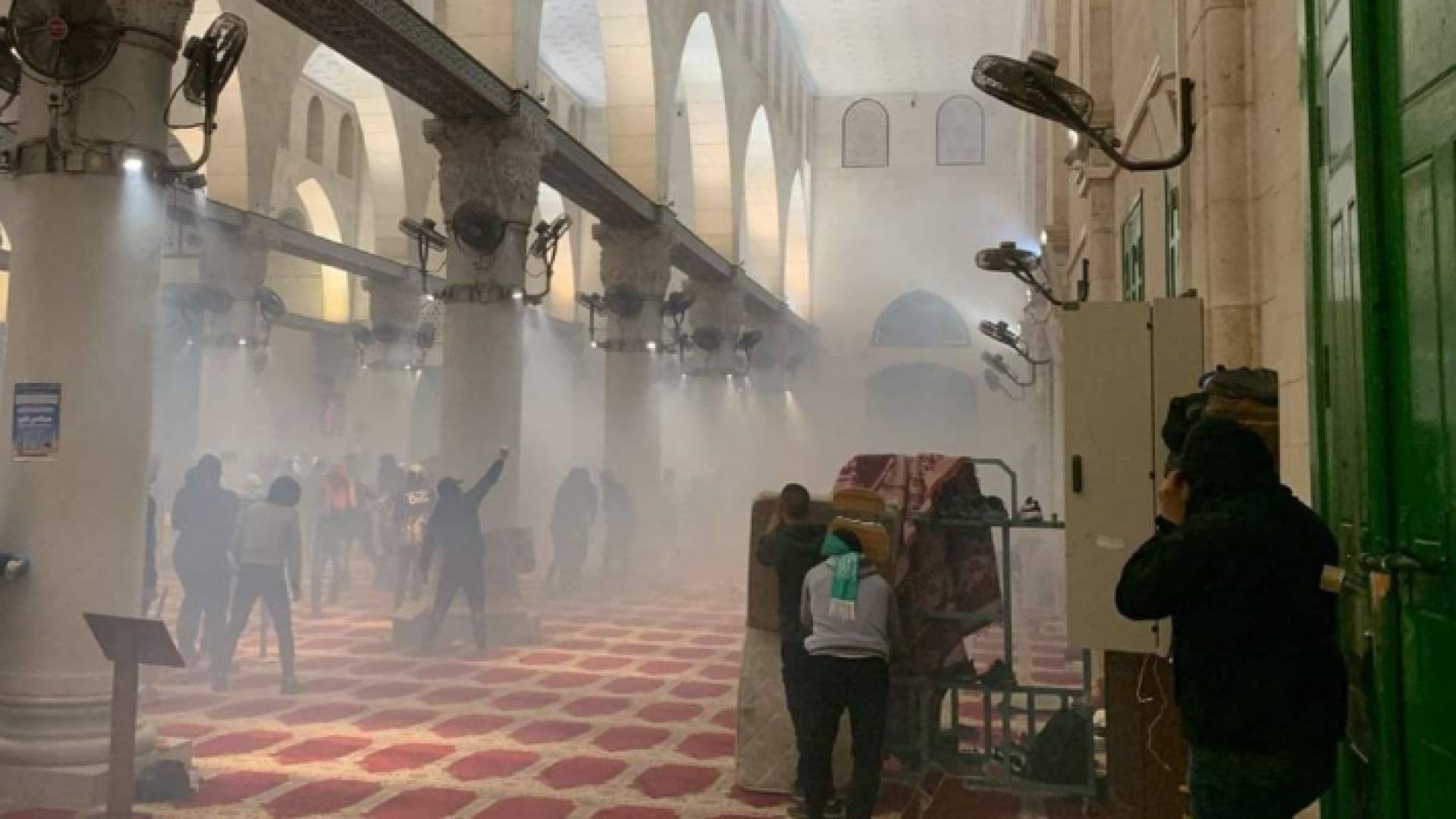 قوات الاحتلال تطلق قنابل الغاز المسيل للدموع تجاه المصلين في المصلى القبلي