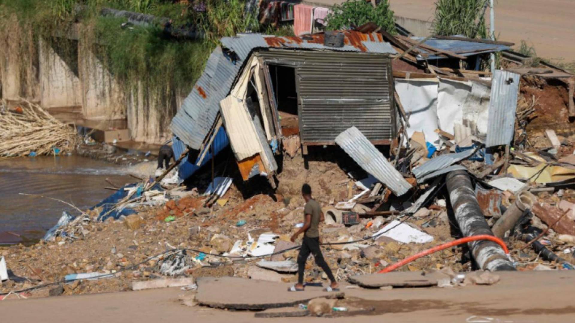 مخلفات الفيضانات في جنوب إفريقيا