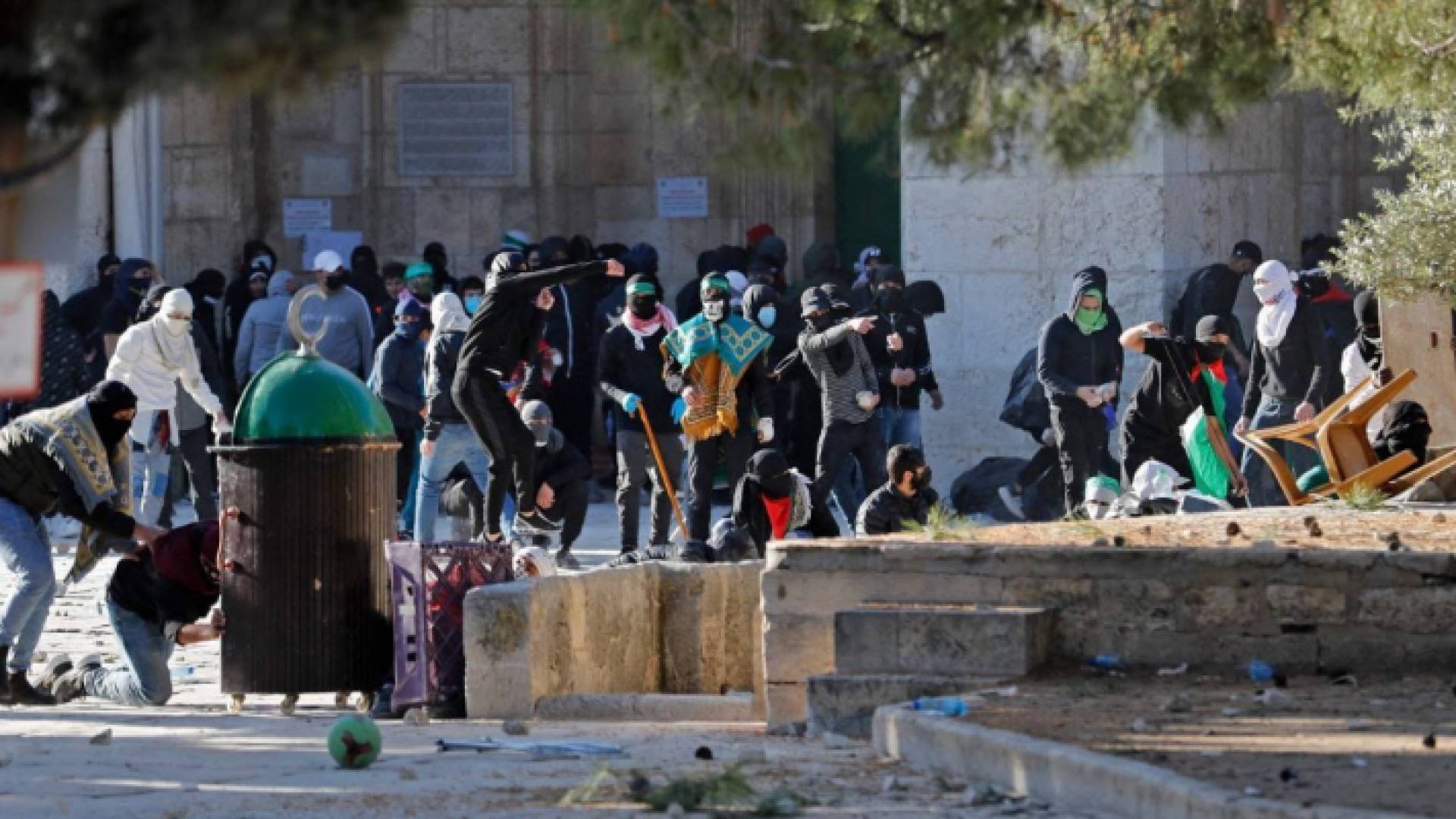 جانب من المواجهات بين الفلسطينيين وقوات الاحتلال في الأقصى