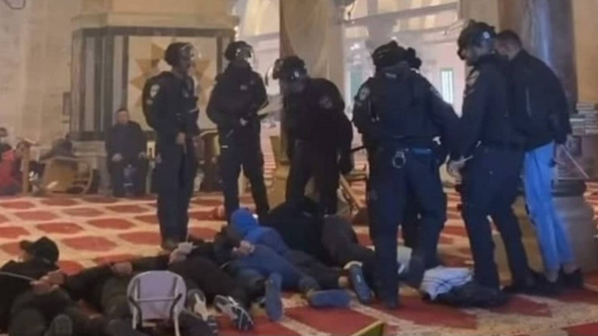 الأوقاف تدين اعتداءات الاحتلال على المسجد الأقصى فجر الجمعة