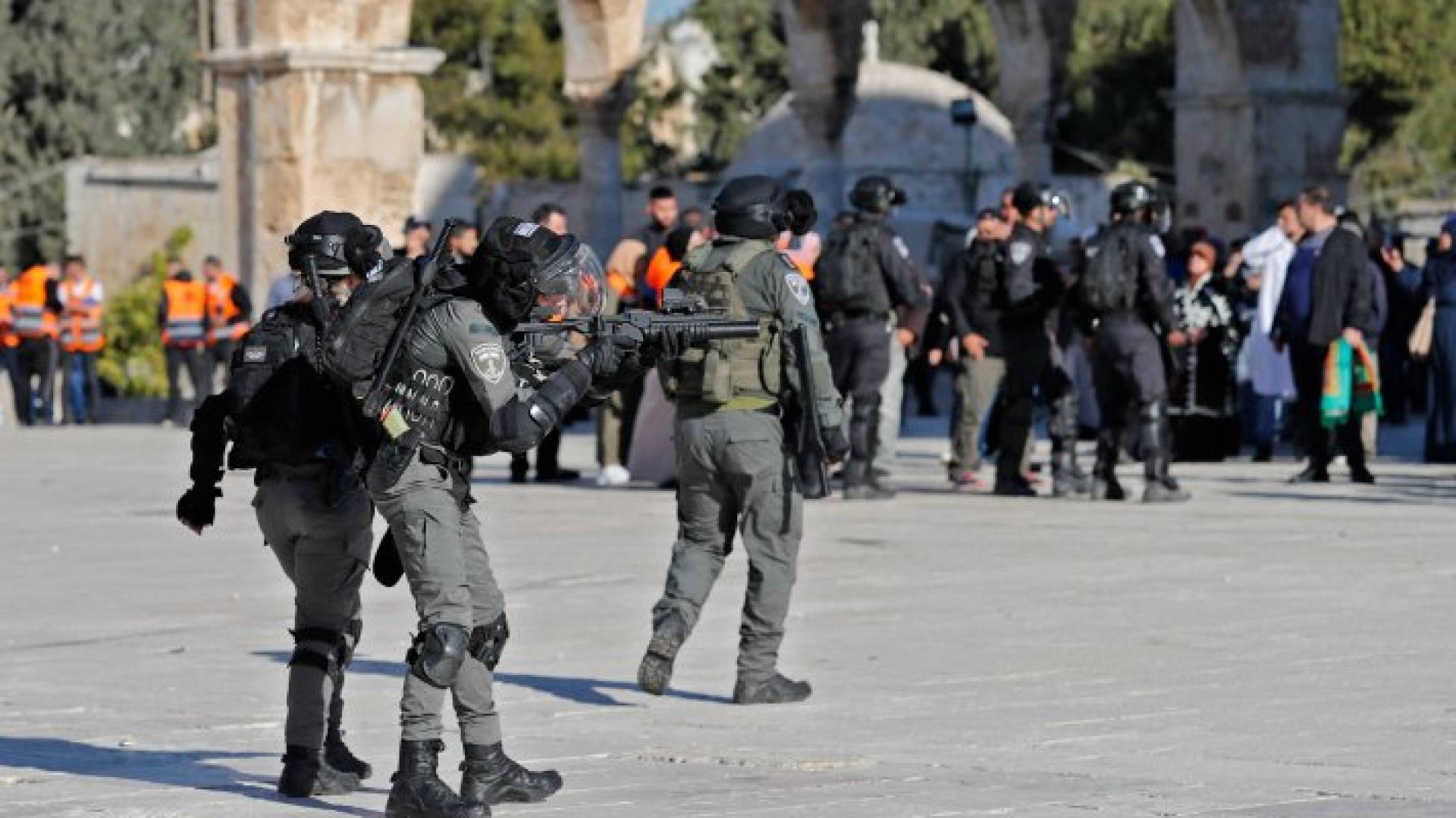 قوات تابعة للاحتلال الإسرائيلي تقتحم المسجد الأقصى