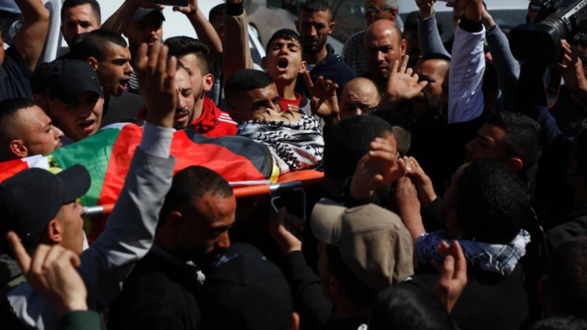 الفلسطينيون يشيعون جثمان الفتى شوكت عابد في جنين
