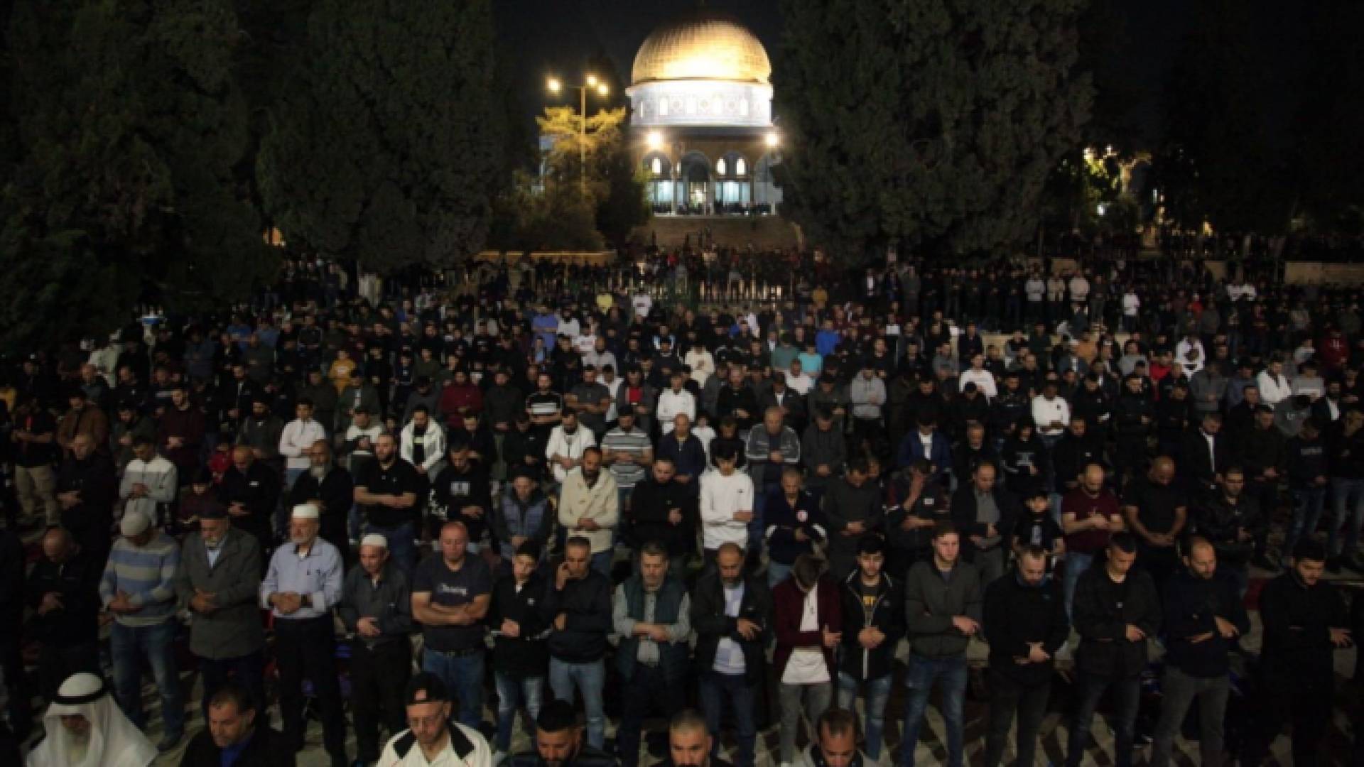 آلاف الفلسطينيين يؤدون صلاة التروايح بالمسجد الأقصى