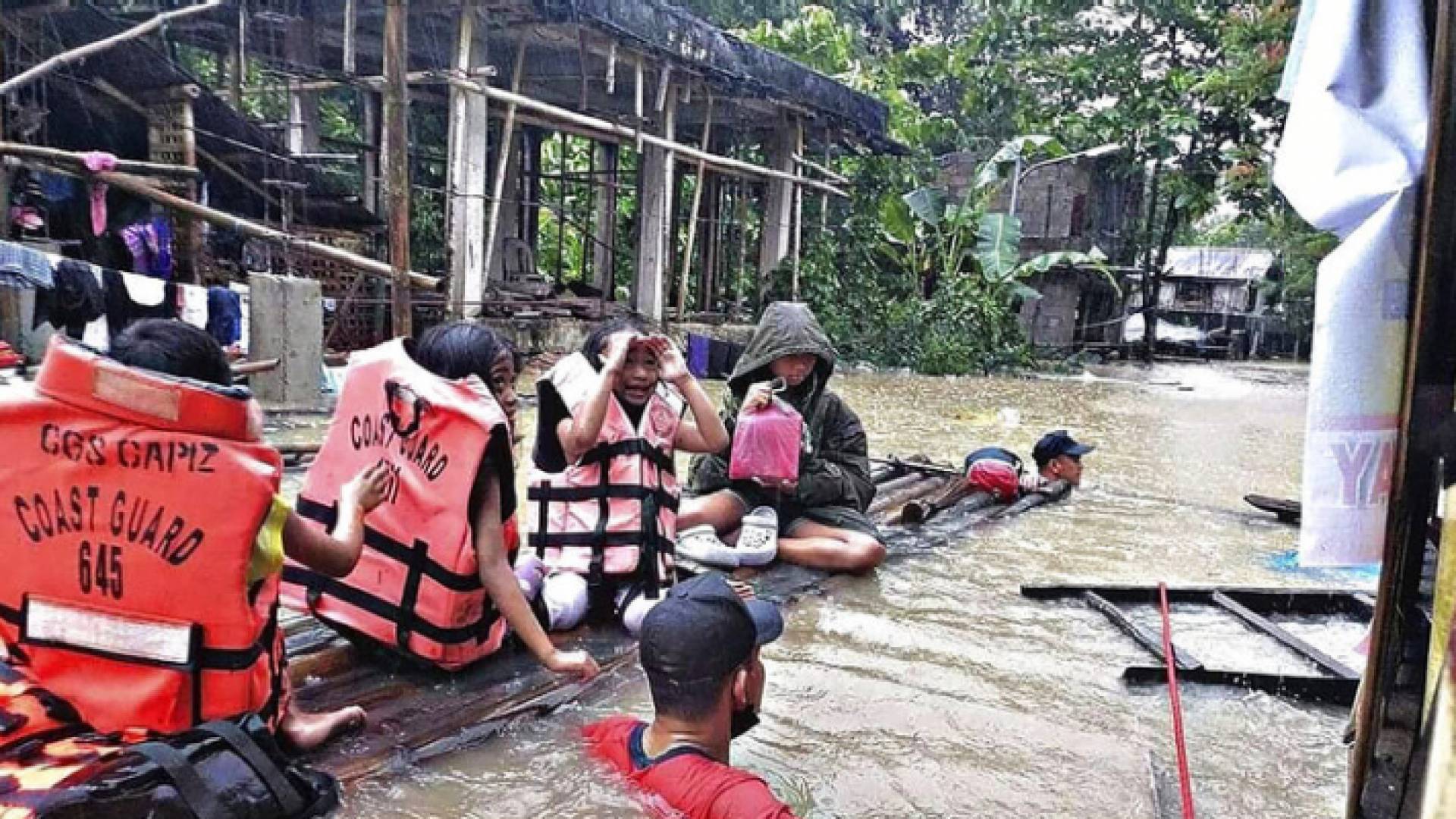 فلبينيون محاصرون بالمياه جراء العاصفة
