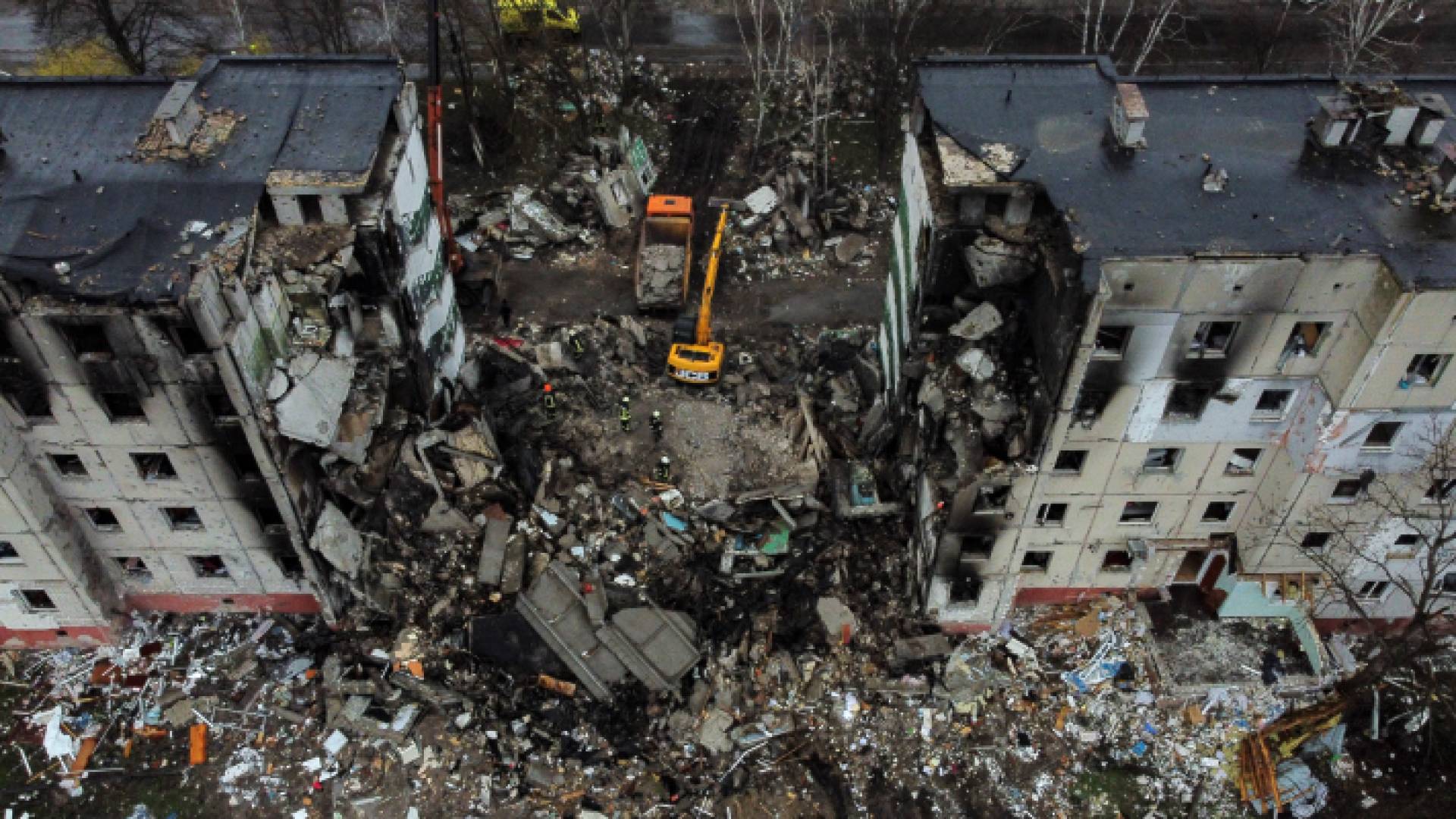 عمال حفر يعملون تحت أنقاض المباني المنهارة في بلدة بوروديانكا شمال غرب كييف