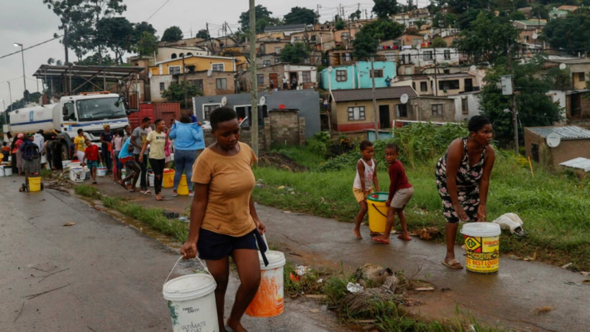 من مدينة دوربان التي اجتاحتها الفيضانات فيل ماغاكوي