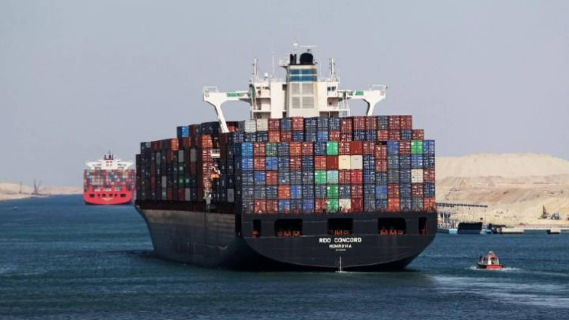 سفينة في عرض البحر